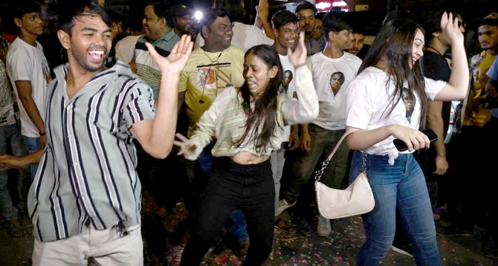 SRKના ચાહકોએ એક્શન-પેક્ડ થ્રિલર 'જવાન'ની રિલીઝની ઉજવણી કરી