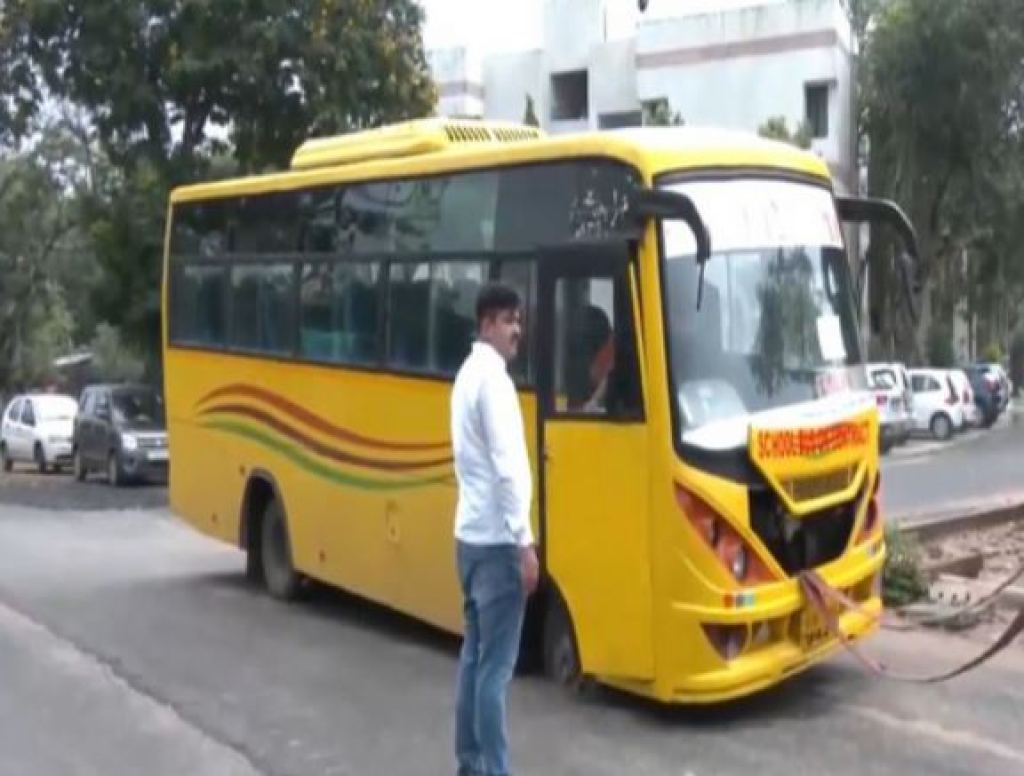 ગાંધીનગરમાં ખાડામાં ફસાયેઈ  સ્કૂલ  બસ, સલામત રીતે મુક્ત કરાઈ