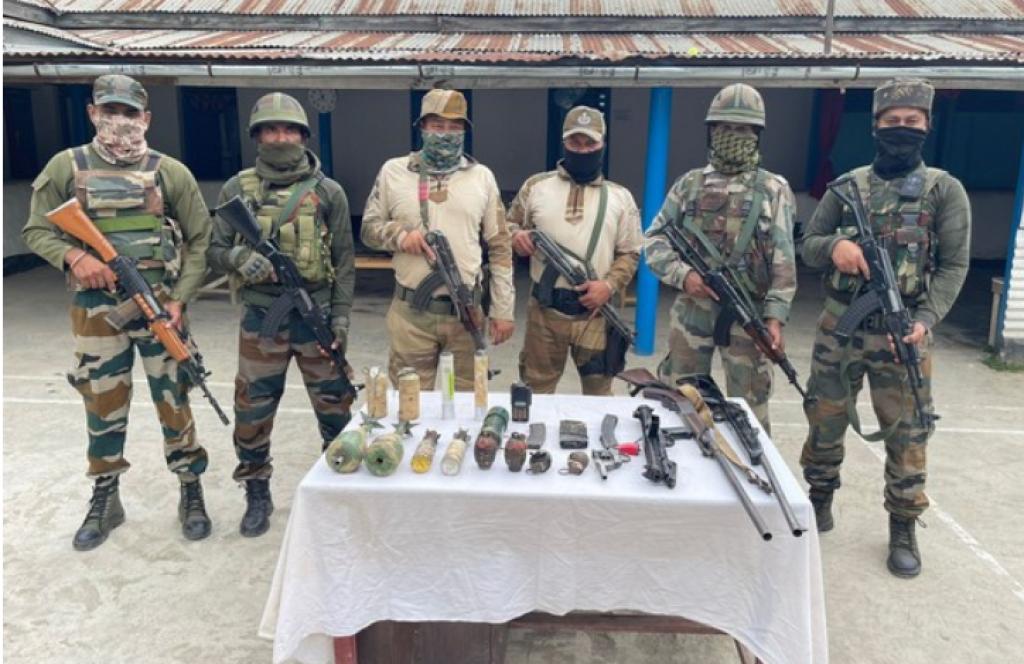 સુરક્ષા દળોએ મણિપુરના થોબલમાં શસ્ત્રો અને દારૂગોળોનો મોટો જથ્થો જપ્ત કર્યો