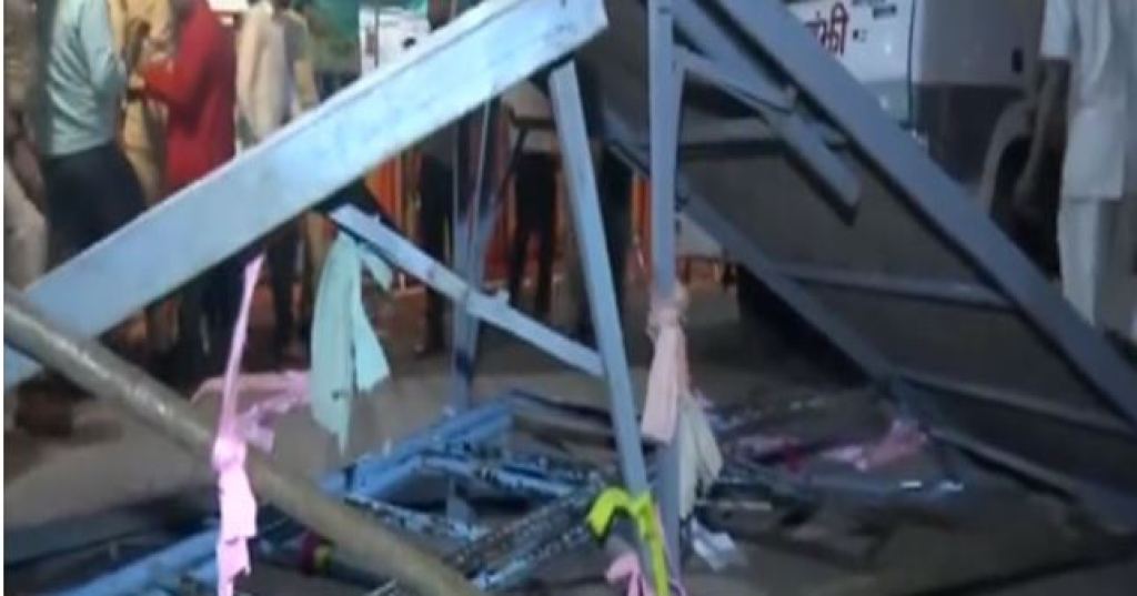 મધ્યપ્રદેશ : જબલપુરમાં PM મોદીના રોડ શો દરમિયાન સ્ટેજ તૂટી પડ્યું, લગભગ 4 લોકો ઘાયલ