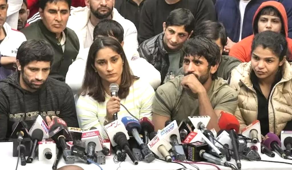 વિરોધ કરી રહેલા કુસ્તીબાજોએ ફરી રસ્તા પર ઉતરવાનો ઇનકાર કર્યો, કહ્યું WFI ચીફ સામેની લડાઈ હવે માત્ર કાયદેસરની રહેશે