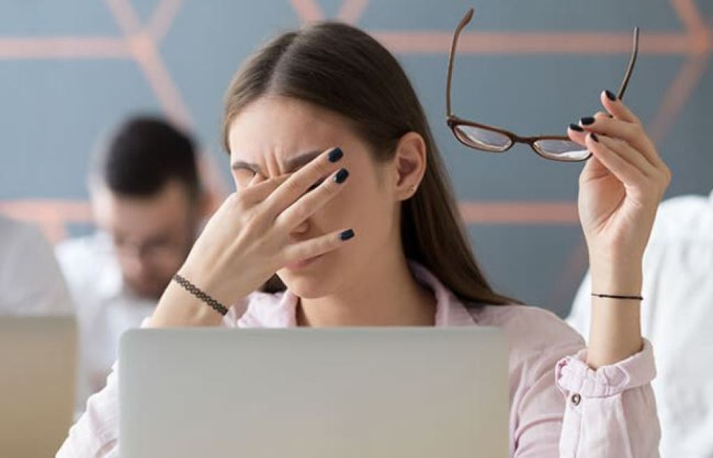 તમારી આંખોને મોબાઈલ અને કોમ્પ્યુટરના તાણથી બચાવવા માટેની ટિપ્સ