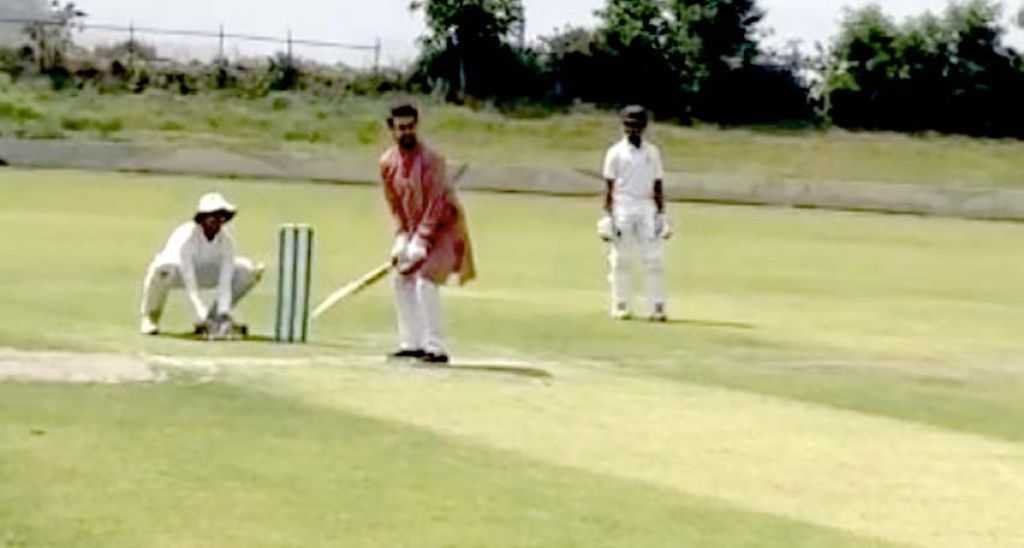 કેન્દ્રીય રમતગમત મંત્રી અનુરાગ ઠાકુર હમીરપુરમાં સ્થાનિકો સાથે મૈત્રીપૂર્ણ ક્રિકેટ મેચમાં જોડાયા