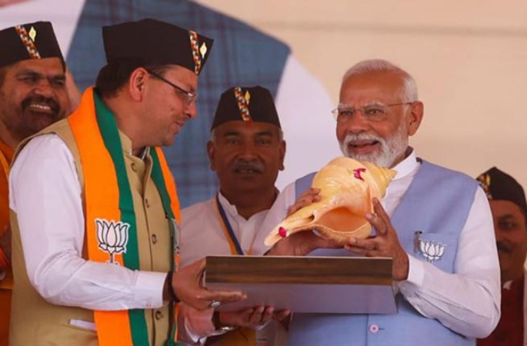 ઉત્તરાખંડના સીએમએ રૂદ્રપુર રેલીમાં પીએમ મોદીને શંખ અર્પણ કર્યો, ભાજપની ચૂંટણી પ્રચારની શરૂઆત કરી