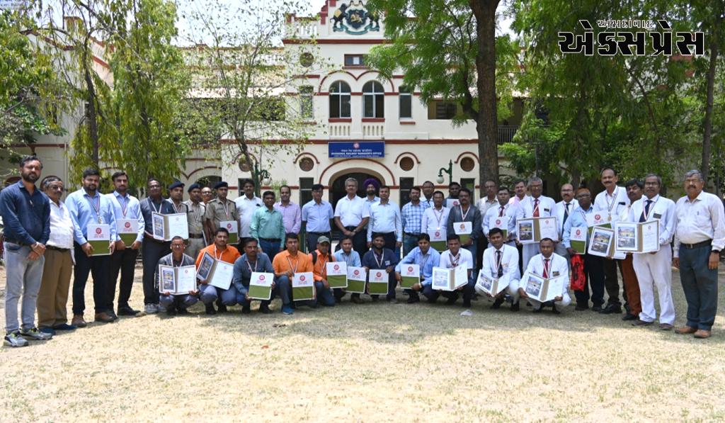 વડોદરા ડિવિઝનના 32 રેલવે કર્મચારીઓને મળ્યો DRM એવોર્ડ - Ahmedabad Express