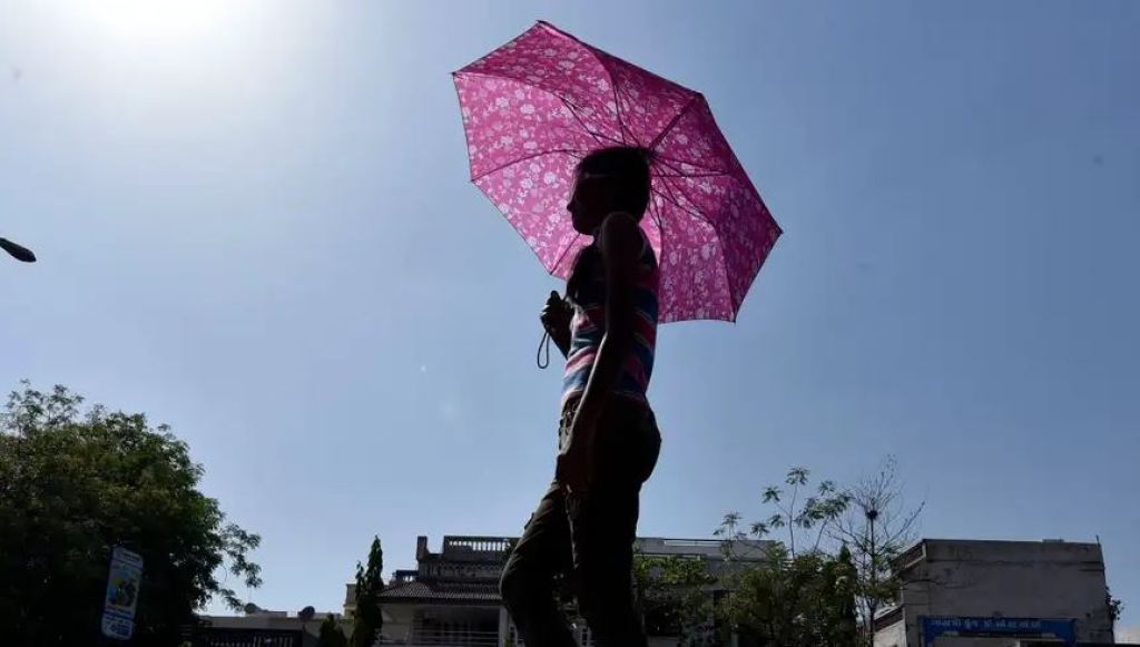 Weather Update : બેવડી મોસમની આગાહી: આકરી ગરમી વચ્ચે રાહત