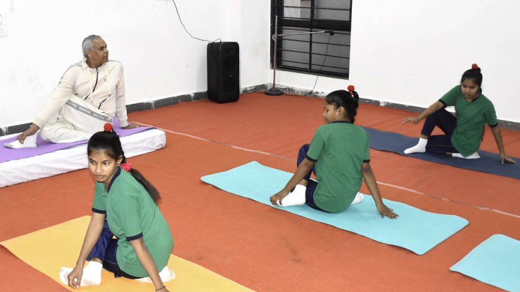 રાજ્યપાલ આચાર્ય દેવવ્રતજીએ આદિવાસી કન્યાઓ સાથે વિરમપુરમાં વિતાવી રાત, વહેલી સવારે બાલિકાઓને કરાવ્યા યોગ!