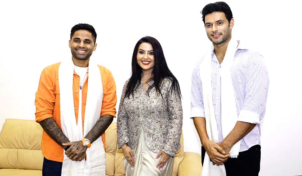 ફડણવીસ દંપતીએ કર્યું વર્લ્ડ ચેમ્પિયન સૂર્યા-દુબેનું સન્માન - Ahmedabad Express