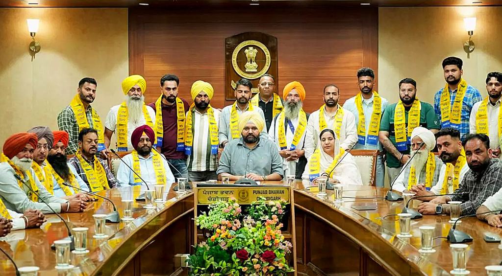 પંજાબના રાજકારણમાં મોટો વળાંક: કોંગ્રેસ, ભાજપ અને અકાલી દળના દિગ્ગજ નેતાઓ 'આપ' માં જોડાયા 