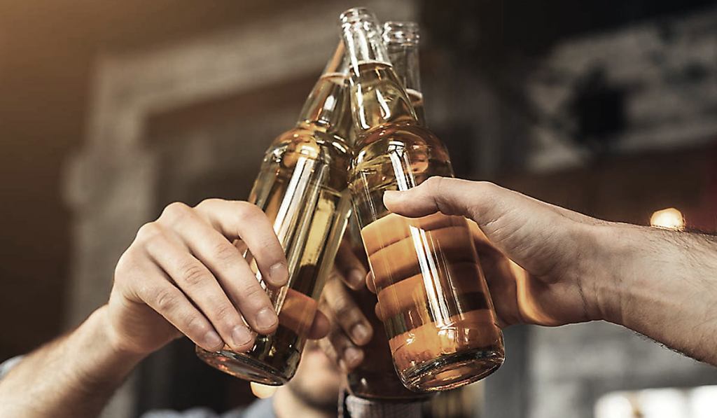 પશ્ચિમ એશિયા સંકટની અસર ૨૦૨૬: દારૂ અને બિયર ઉદ્યોગમાં ૧૫% ભાવ વધારાની માંગ ઉઠી   - Ahmedabad Express