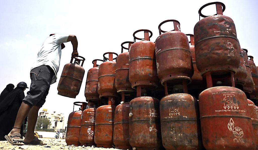 14.2 કિલો LPG સિલિન્ડરનું વજન બદલાશે? અત્યારે જ જાણો કેન્દ્રની મોટી સ્પષ્ટતા - Ahmedabad Express