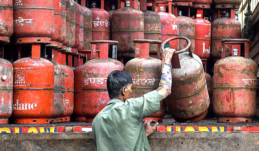 ગભરાઈને પેટ્રોલ-ડીઝલનો સ્ટોક ન કરો: કેન્દ્રિય પેટ્રોલિયમ મંત્રાલયની અપીલ