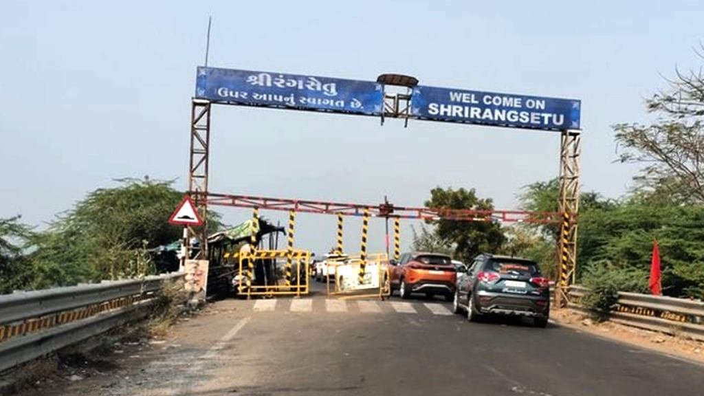 સાવધાન: આઠ મહિનાથી પોઈચા પુલ બંધ, તંત્રની ઘોર બેદરકારીને કારણે પ્રજા લાંબો ફેરો ફરવા મજબૂર!