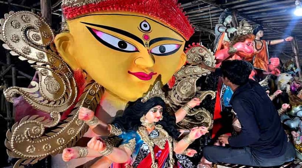 સરોજ સરગમ અને પતિની અટકાયત: દુર્ગા માતા વિરુદ્ધ અપમાનજનક ગીતનો  વિવાદ વાયરલ થયો 