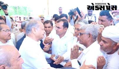 મુખ્યમંત્રી અશોક ગહેલોતે બિપરજોય ચક્રવાતથી પ્રભાવિત વિસ્તારોના લોકોની લીધી મુલાકાત 