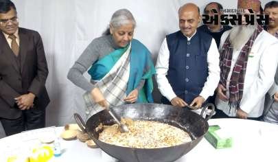 નાણામંત્રી નિર્મલા સીતારમણે હલવા સેરેમનીમાં લીધો ભાગ