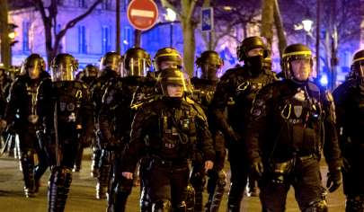 વધતી કટોકટી: સમગ્ર ફ્રાન્સમાં અશાંતિ ફેલાઈ - 45,000 પોલીસ તૈનાત