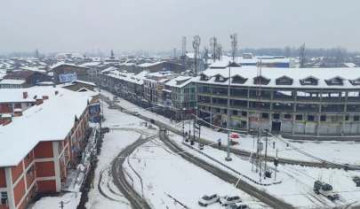 ભારે હિમવર્ષાને કારણે ખીણમાં જનજીવન અસ્તવ્યસ્ત, સેંકડો લોકો જમ્મુ-શ્રીનગર હાઈવે પર ફસાયા