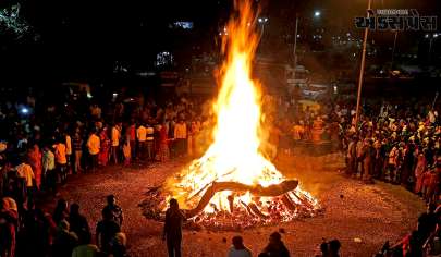 Holi 2024: આ કારણથી હોળી પર બાળવામાં આવે છે ગાયના ગાયના છાણાં, જાણો ખાસ મહત્વ