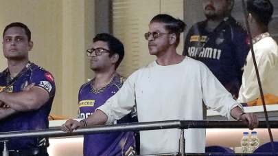 IPL 2024: શાહરૂખ ખાનની હરકતો પર હંગામો, 'કિંગ ખાન' સ્ટેડિયમમાં સિગારેટ પીતો જોવા મળ્યો