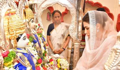 કૃતિ સેનન 'આદિપુરુષ'ના પોસ્ટર રિલીઝ પછી રામ મંદિરની મુલાકાત લીધી