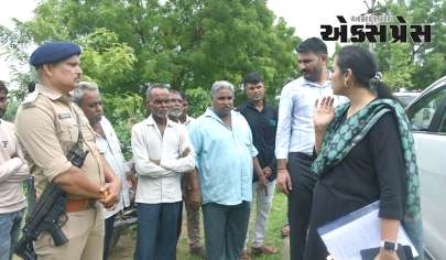નર્મદા જિલ્લા કલેક્ટર  શ્વેતા તેવતિયાએ નાંદોદ તાલુકાના જેસલપોર ગામની આકસ્મિક મુલાકાત લીધી