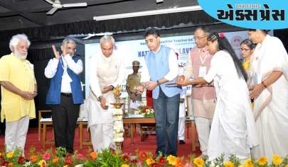 અતીત અને આધુનિકતાના સમન્વયથી જ આપણે ભાવિ પેઢીનું ભવ્ય નિર્માણ કરી શકીશું : આચાર્ય દેવવ્રતજી