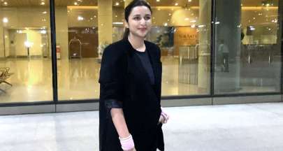 પરિણીતી ચોપરા મુંબઈ એરપોર્ટ પર સિંદૂર અને ગુલાબી બંગડીઓમાં તેણીના નવપરિણીત સ્ટેટસને બતાવે છે