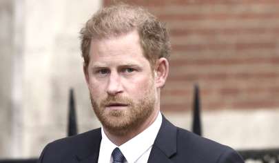 પ્રિન્સ હેરીએ યુકે સરકાર અને મીડિયાવચ્ચેના ગાઢ સંબંધોની ટીકા કરી અને થતા નુકસાન વિશે તેમની ચિંતા વ્યક્ત કરી 