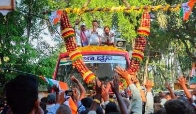 કોંગ્રેસના નેતા ડીકે શિવકુમારે રોડ શોમાં નોટોનો વરસાદ કર્યો