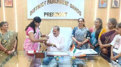 દાહોદમાં રક્ષાબંધન: માતૃશક્તિએ કલેક્ટર સહિત અધિકારીઓને રાખડી બાંધી