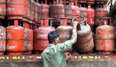 ગભરાઈને પેટ્રોલ-ડીઝલનો સ્ટોક ન કરો: કેન્દ્રિય પેટ્રોલિયમ મંત્રાલયની અપીલ