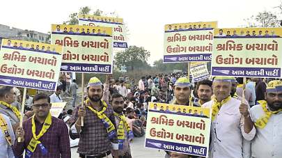 સુરતમાં શ્રમિકોનું પલાયન: ફૂડ વિતરણ કરવા ગયેલા AAP નેતાઓની અટકાયત; ભાજપ પર 'તાનાશાહી'નો આક્ષેપ