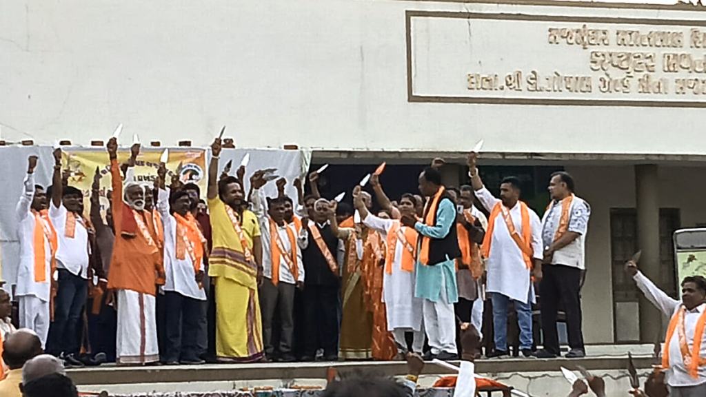 જુઓ: બહાદરપુરમાં બજરંગદળની શૌર્ય યાત્રામાં ગુંજ્યો 'જય શ્રી રામ'નો નાદ, 111 યુવાનોએ લીધી ત્રિશૂલ દીક્ષા!